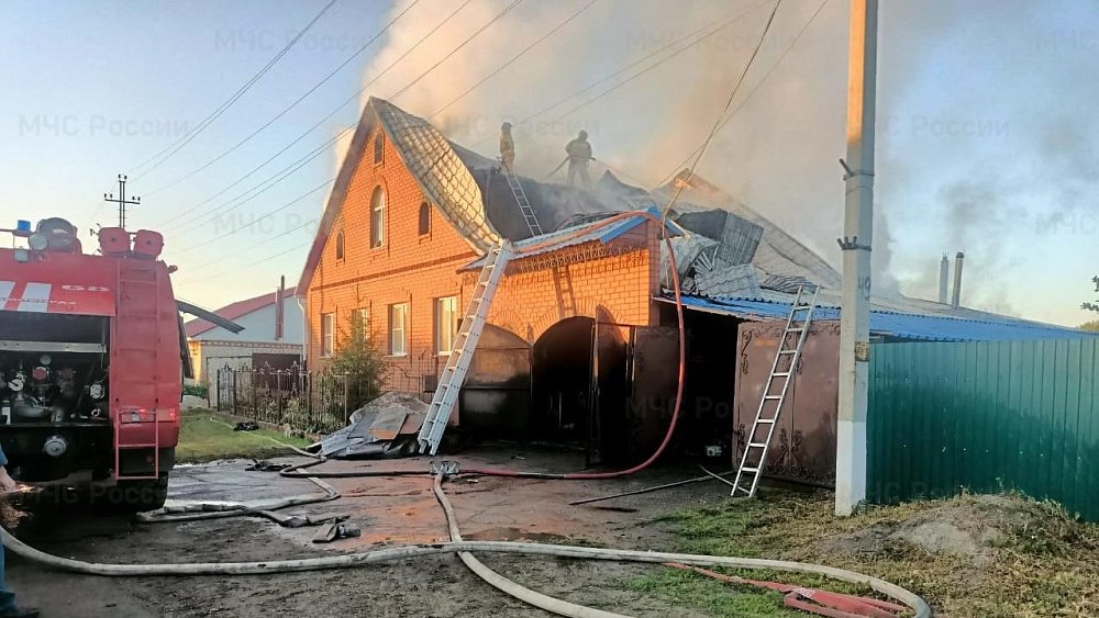 Два человека погибли на пожаре в частном доме в Нагайбакском районе