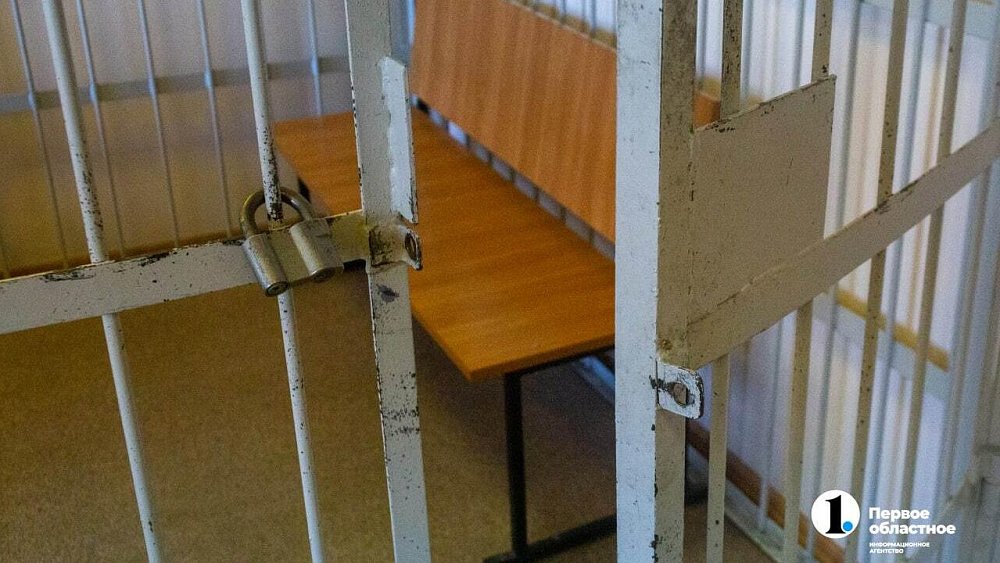 В Магнитогорске нетрезвый водитель вывез из сквера скамейки