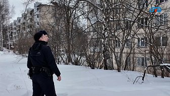 Златоустовские полицейские пришли на помощь пенсионерке, упавшей в квартире