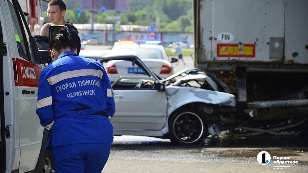 В Челябинске ВАЗ въехал в стоящий грузовик, ранены водитель и пассажирка