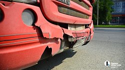 В Челябинске ВАЗ въехал в стоящий грузовик, ранены водитель и пассажирка