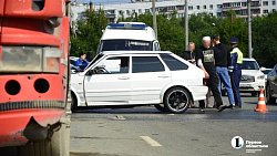В Челябинске ВАЗ въехал в стоящий грузовик, ранены водитель и пассажирка