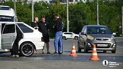 В Челябинске ВАЗ въехал в стоящий грузовик, ранены водитель и пассажирка
