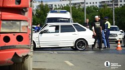 В Челябинске ВАЗ въехал в стоящий грузовик, ранены водитель и пассажирка