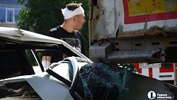 В Челябинске ВАЗ въехал в стоящий грузовик, ранены водитель и пассажирка