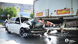 В Челябинске ВАЗ въехал в стоящий грузовик, ранены водитель и пассажирка