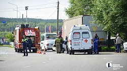 В Челябинске ВАЗ въехал в стоящий грузовик, ранены водитель и пассажирка