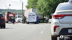 В Челябинске ВАЗ въехал в стоящий грузовик, ранены водитель и пассажирка