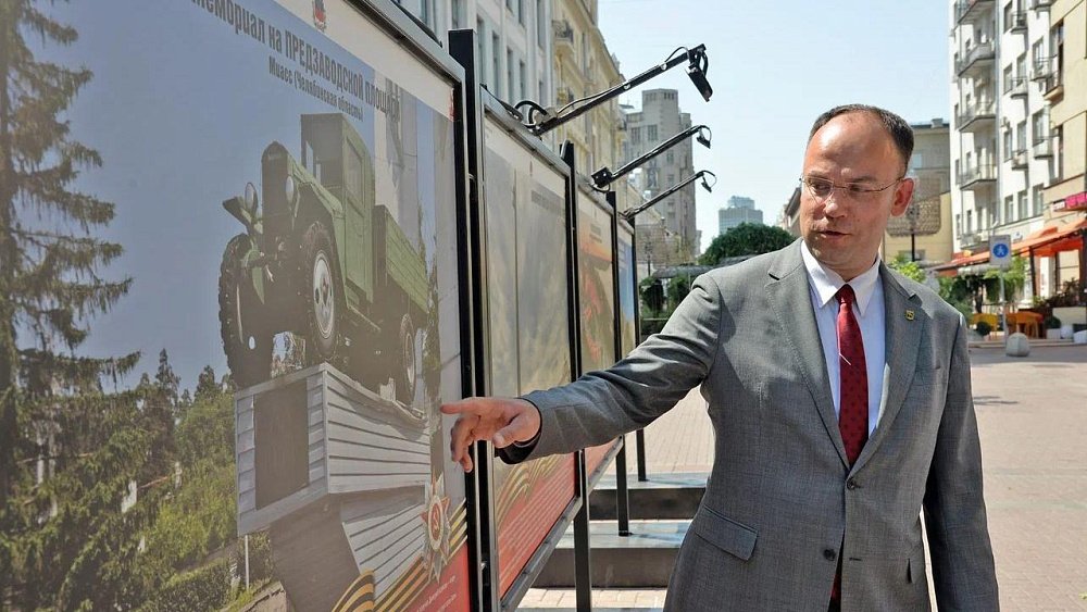 Фото машины из Миасса показывают на выставке в центре Москвы