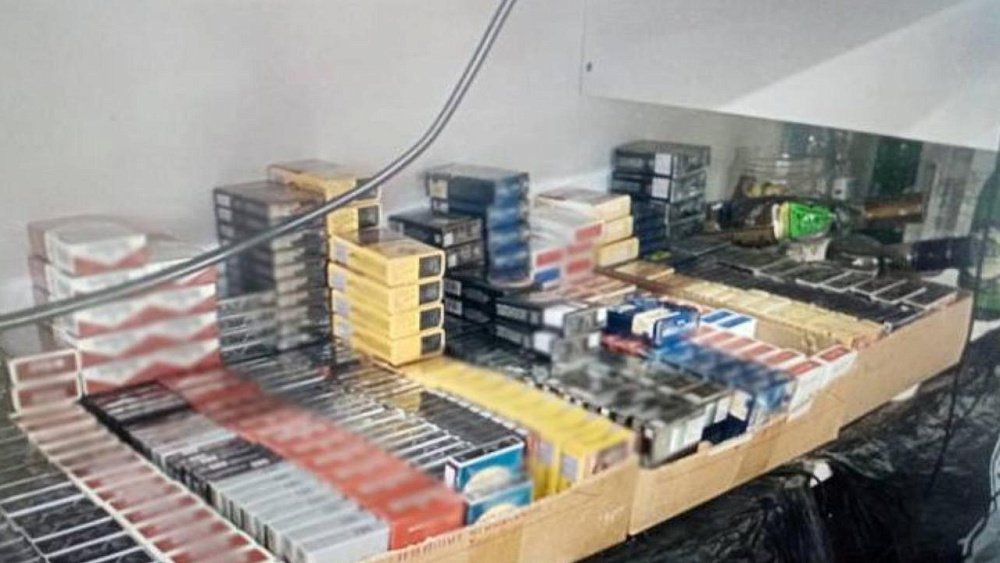 У жителя Карталов изъяли 16 тысяч пачек контрафактных сигарет и почти 400 бутылок спиртного