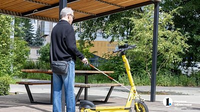 Брошенные электросамокаты в Челябинске становятся преградой для незрячих