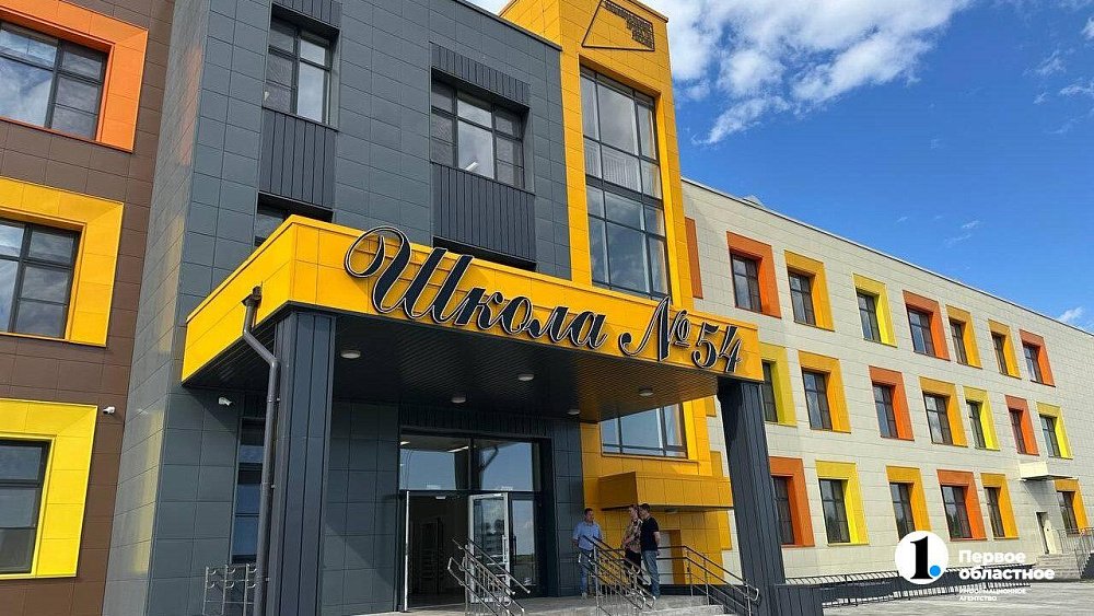 Алексей Текслер в Магнитогорске осмотрел новую школу с двумя бассейнами