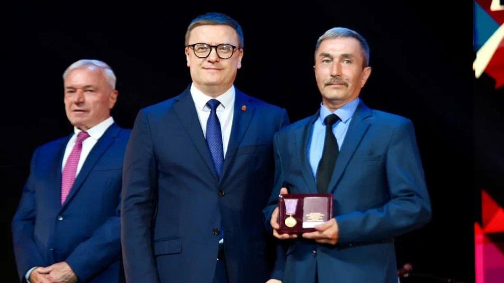 Алексей Текслер вручил металлургам Магнитки государственные и региональные награды