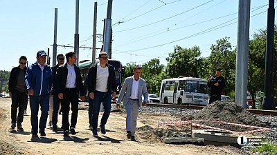 Алексей Текслер проверил начало ремонта моста по улице Черкасской