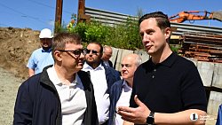 Алексей Текслер проверил начало ремонта моста по улице Черкасской