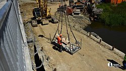 Алексей Текслер проверил начало ремонта моста по улице Черкасской