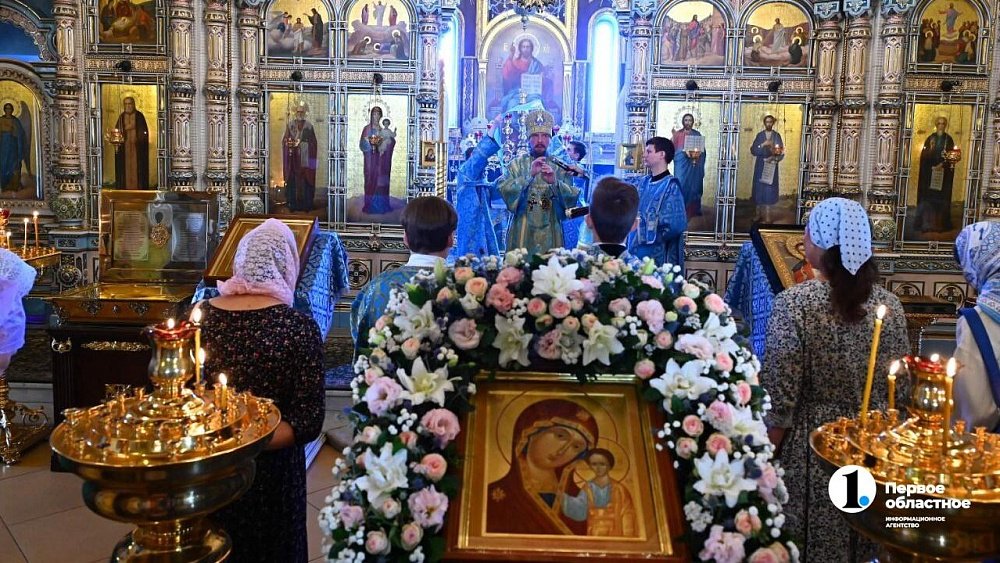 В храмах Челябинской епархии сегодня празднуют день Казанской иконы Божией Матери