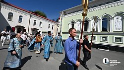 В храмах Челябинской епархии сегодня празднуют день Казанской иконы Божией Матери