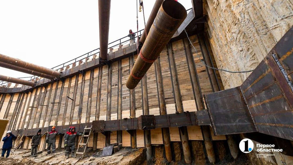 На стройплощадку челябинского метротрама привезли тоннелепроходческие платформы