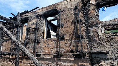 В Миассе на улице Фрунзе пожар охватил сразу три дома