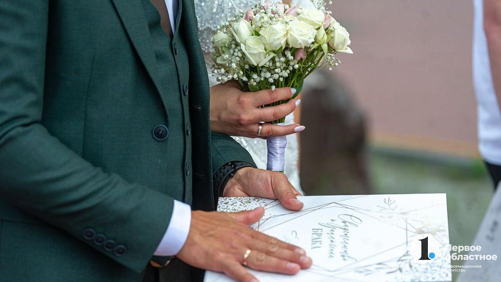 Челябинцев распишут в зеркальную дату на палубе речного трамвайчика