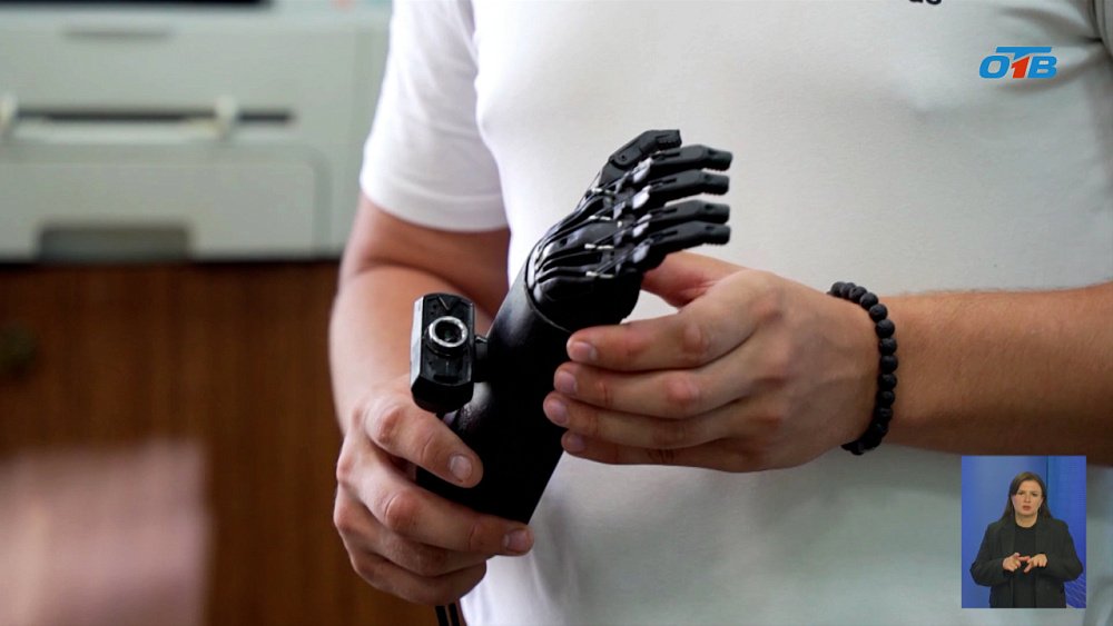 Выпускник из Троицка разработал протез кисти руки