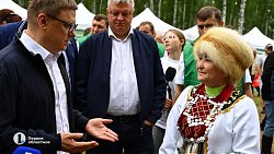 Алексей Текслер работает на Дне поля в Чебаркульском районе