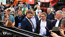 Алексей Текслер работает на Дне поля в Чебаркульском районе