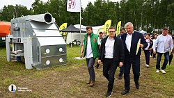 Алексей Текслер работает на Дне поля в Чебаркульском районе