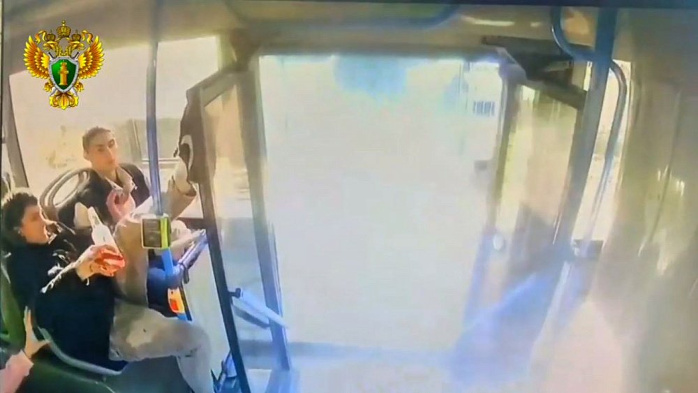 На 22-летнего челябинца завели уголовное дело за разбитую дверь автобуса