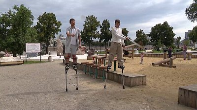 Челябинские артисты рассказали, как учатся передвигаться на ходулях