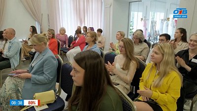 Начинающие спикеры учатся выступать на сцене в сюжете «Говори и знакомься»