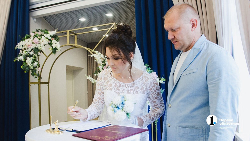 Шесть челябинских пар заключили брак в библиотеке в зеркальную дату