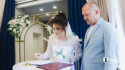 Шесть челябинских пар заключили брак в библиотеке в зеркальную дату