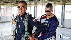 Вместе веселее — четыре друга в один день впервые прыгнули с парашютом