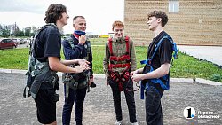 Вместе веселее — четыре друга в один день впервые прыгнули с парашютом