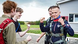 Вместе веселее — четыре друга в один день впервые прыгнули с парашютом