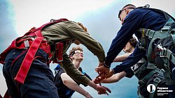 Вместе веселее — четыре друга в один день впервые прыгнули с парашютом