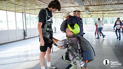 Вместе веселее — четыре друга в один день впервые прыгнули с парашютом