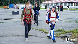 Вместе веселее — четыре друга в один день впервые прыгнули с парашютом