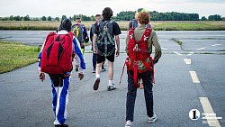 Вместе веселее — четыре друга в один день впервые прыгнули с парашютом