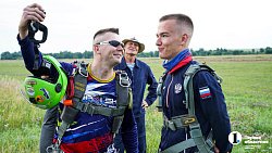 Вместе веселее — четыре друга в один день впервые прыгнули с парашютом
