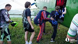Вместе веселее — четыре друга в один день впервые прыгнули с парашютом