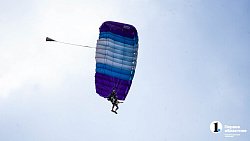 Вместе веселее — четыре друга в один день впервые прыгнули с парашютом