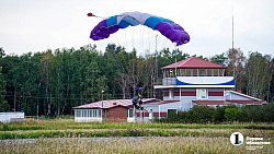 Вместе веселее — четыре друга в один день впервые прыгнули с парашютом