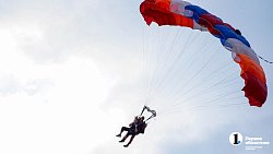 Вместе веселее — четыре друга в один день впервые прыгнули с парашютом