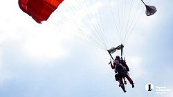 Вместе веселее — четыре друга в один день впервые прыгнули с парашютом