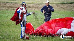 Вместе веселее — четыре друга в один день впервые прыгнули с парашютом