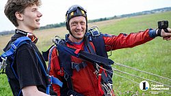 Вместе веселее — четыре друга в один день впервые прыгнули с парашютом