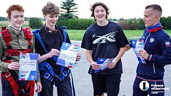 Вместе веселее — четыре друга в один день впервые прыгнули с парашютом